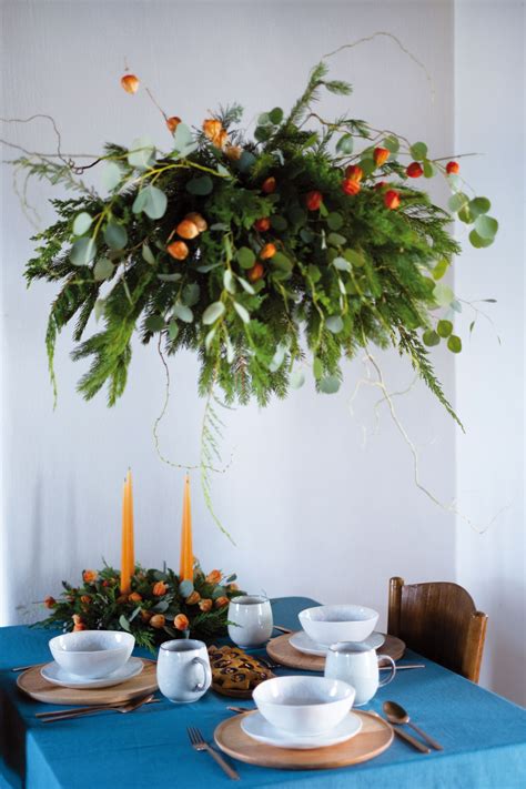 Inšpirácia pre kvetinový luster alebo závesnú dekoráciu nad svadobným stolom.