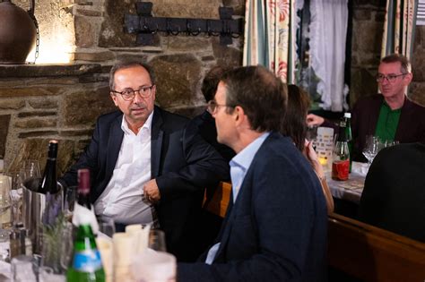 Fotografia typického rakúskeho vinárstva Heuriger s ľuďmi pri degustačnom stole