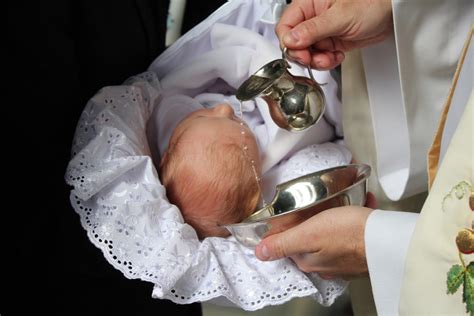 Schéma symbolizujúca sviatosť krstu: voda, krstná svieca, biele rúcho a krizma