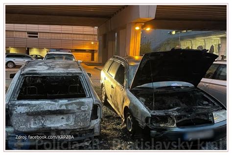 Fotografia horiacich kontajnerov, z ktorých sa oheň rozšíril na autá