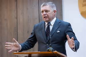 Ilustrácia človeka, ktorý si prednáša príhovor pred zrkadlom