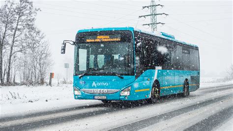 Ilustrácia typického viktoriánskeho Londýna počas Vianoc