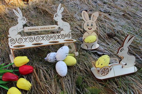 Kolekcia rôznych veľkonočných pohľadníc s motívmi zajačikov a vajíčok