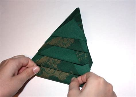 Detailný návod na skladanie servítky do tvaru vianočného stromčeka krok za krokom