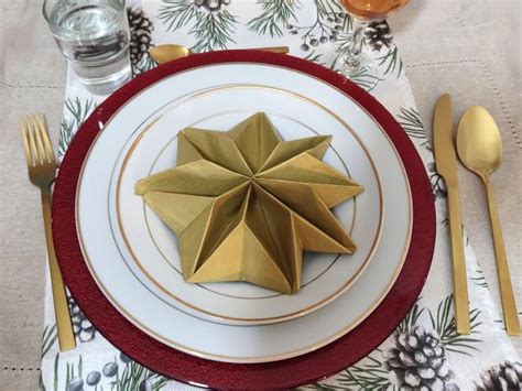 Ilustrácia skladania servítky do tvaru vianočnej hviezdy