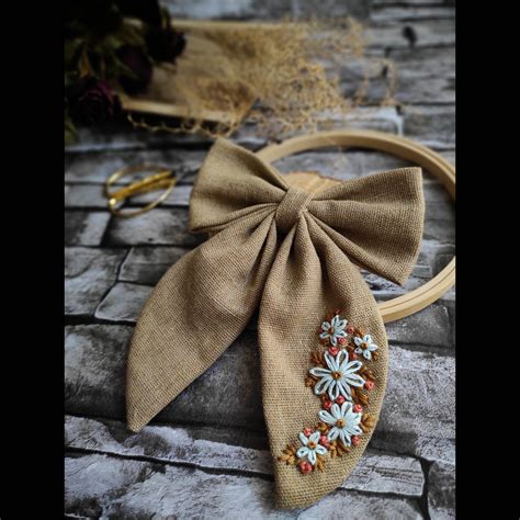 Servítka zložená do mašle s krúžkom na tanieri