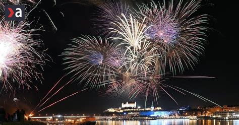 Tematické foto silvestrovskej oslavy s ohňostrojom nad zasneženou krajinou