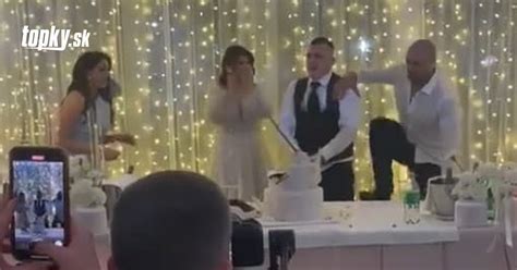 fotografia oslávenca s tortou a darčekmi