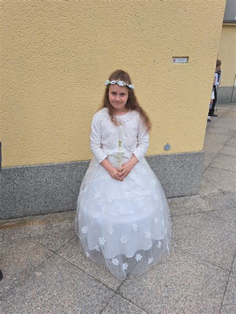 Tematické foto dievčaťa v šatách na prijímanie s bolerkom a venčekom