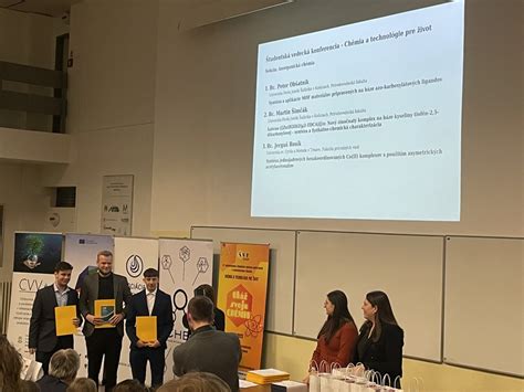 Študent prezentujúci poster na vedeckej konferencii