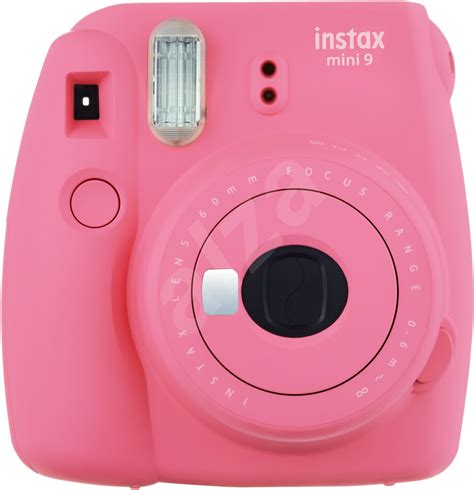 instantný fotoaparát, napríklad FujiFilm Instax alebo Polaroid, v rukách tínedžera