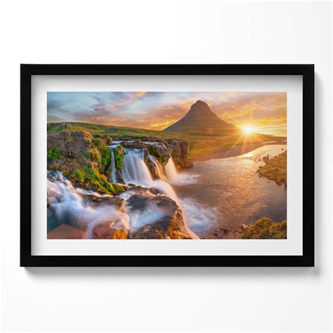 Zimná krajina s osamelým domčekom pri západe slnka evokujúca nostalgiu