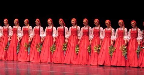 Nevesta s červenými lodičkami a družičky v červených šatách