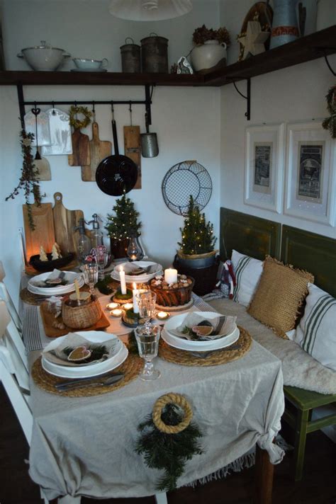 Štedrovečerný stôl s tradičnými jedlami a výzdobou