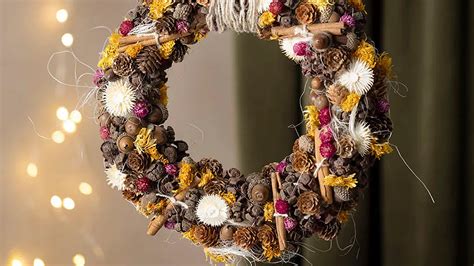 ilustračné foto vianočného venca z papiera