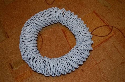 hotový upletený veniec z papierových ruličiek