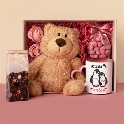 Fotografia darčekového koša s personalizovaným hrnčekom a sladkosťami