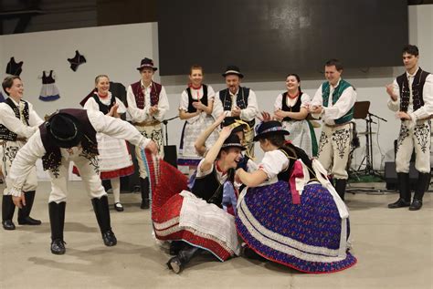 Tematická fotografia folklórneho súboru Čarnica pri vystúpení