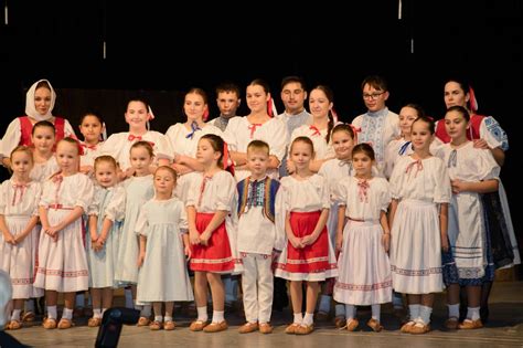 Fotografia detského folklórneho súboru Čarnička pri tanci