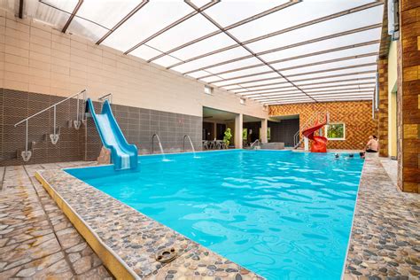 interiér termálneho bazéna s hydromasážou