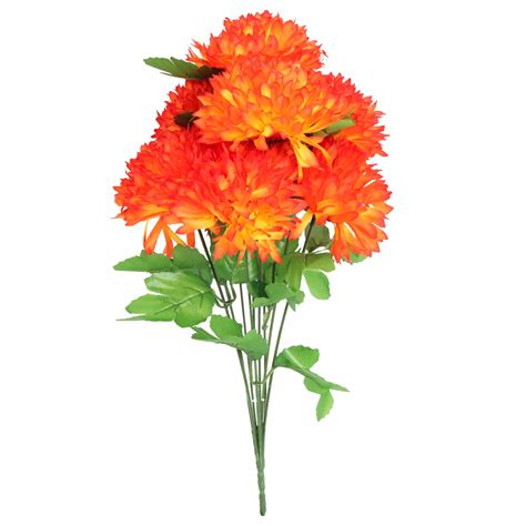 Detailná fotografia kytice chryzantém na hrobe so sviečkou