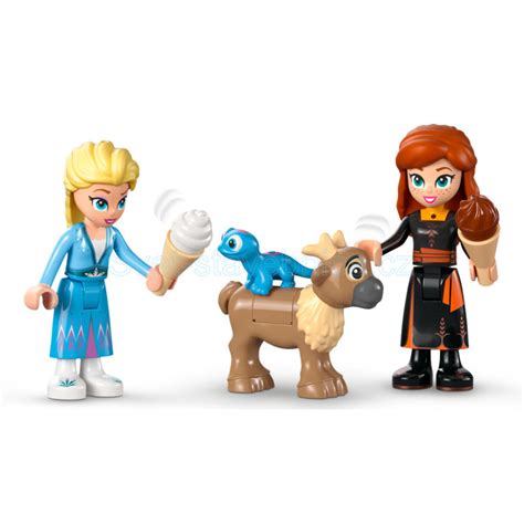 Malé bábiky postáv z Ľadového kráľovstva (Anna, Elsa, Olaf, Sven) a herné prvky.