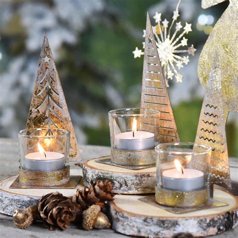 sklenený svietnik vianočný stromček umiestnený na stole