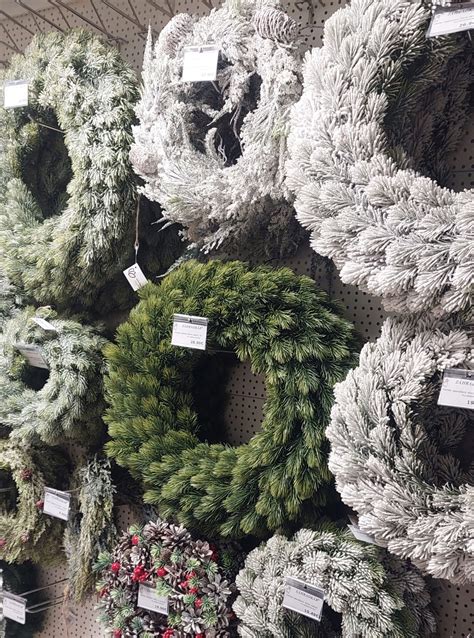 rozmanité vianočné dekorácie: gule, vence, umelé stromčeky