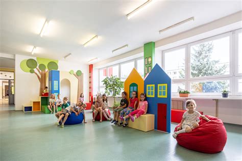 Tematické foto: veselá, kreatívne vyzdobená školská chodba plná detských prác a farieb