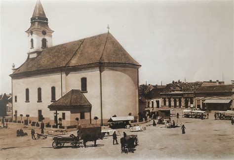 Fotografia historického námestia v roku 1902 so súsoším Najsvätejšej trojice