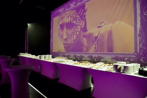 Bufetový stôl s rustikálnymi jedlami na svadbe v prírode