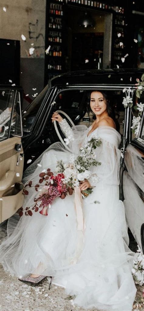 Nevesta v kimono-inšpirovaných svadobných šatách