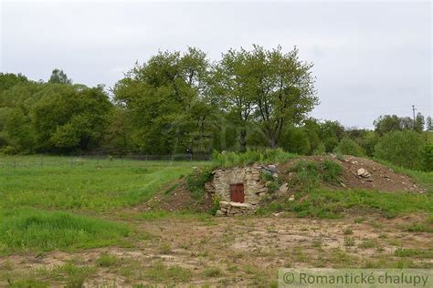 Pohľad na novomanželov na vyvýšenom mieste počas Kekkon Hiroen