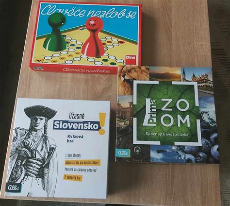 Vianočná ilustrácia znázorňujúca rodinnú pohodu a spoločné aktivity