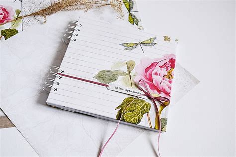 Scrapbook alebo fotoalbum plný spoločných spomienok pre sestru