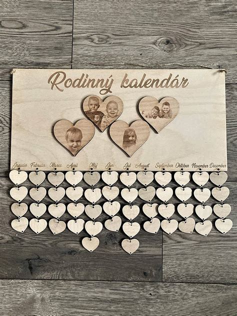 Ilustrácia rôznych drevených svadobných fotoalbumov s gravírovanými motívmi