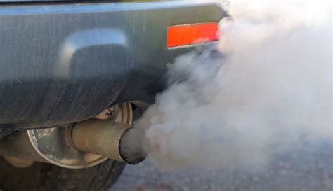 Ilustrácia zobrazujúca zimnú krajinu s domčekom a dymom z komína