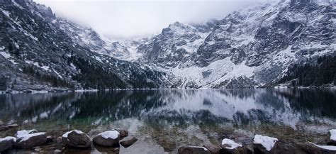 Zimná panoráma Poľských Tatier s horským plesom Morskie Oko