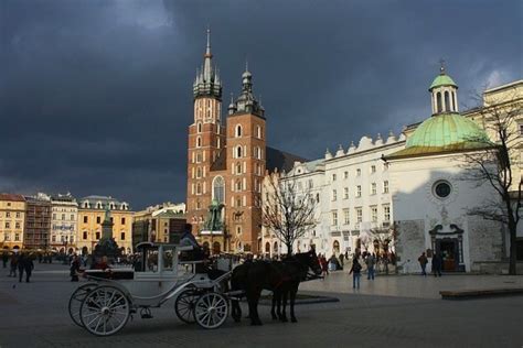 Osvetlený Krakovský Rynek Główny s vianočnými trhmi