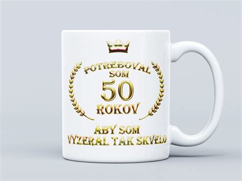 detailný záber na personalizovaný hrnček a vtipnú zásteru k 50. narodeninám