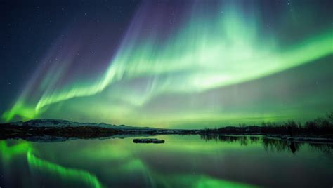 Foto: Polárna žiara nad ohňostrojom na Islande