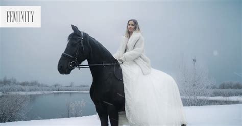 Nela Pocisková na koni v bielych šatách z videoklipu