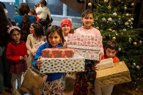 Ilustračná fotografia detí balujúcich darčeky