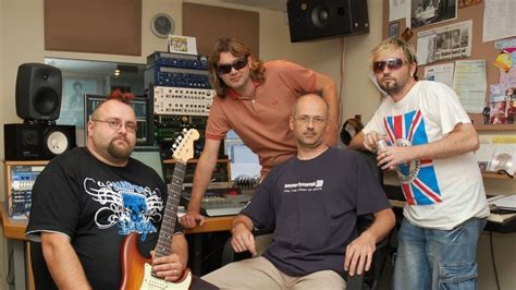 Ilustračná fotografia znázorňujúca hudobníkov pri práci v nahrávacom štúdiu