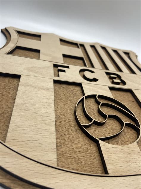 detailný záber na precízne spracované drevené logo hokejového tímu na stenu
