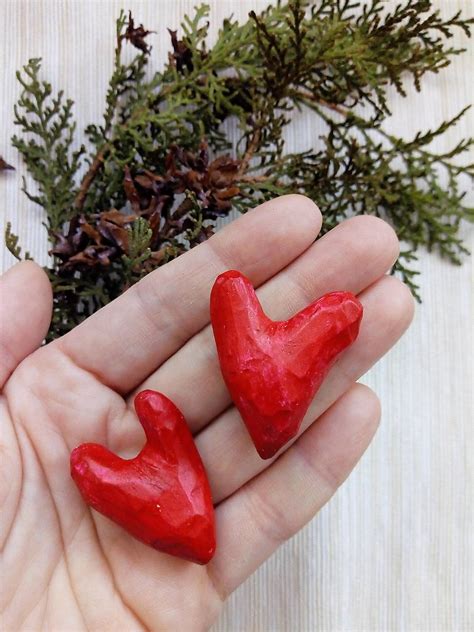 Dve preložené a zlepené srdiečka tvoriace valentínku.