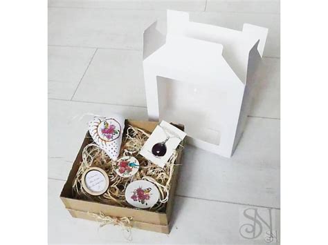 Otvorený exploding box s fotografiami a dekoráciami.