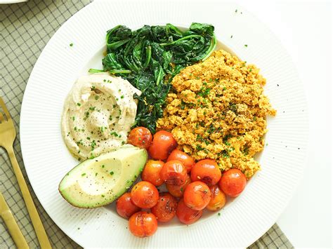 Tanier s raňajkami ozdobený ovocím v tvare srdiečka.