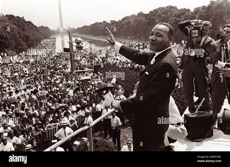 Martin Luther King Jr. pred Lincolnovým pamätníkom počas Pochodu na Washington za prácu a slobodu