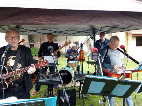 koláž obrázkov zobrazujúcich rôzne medzinárodné tradície Dňa matiek